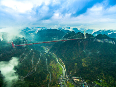 湘西矮寨大桥
这座大桥横跨在330米高空中，是世界上最最惊险的大桥，许多司机被吓得连桥都不敢上。湘西矮寨大桥位于湖南省吉首市矮寨镇，全长1073.65米，公路两侧都是连绵不绝的青山，在这条公路上驾驶就像是在走云…