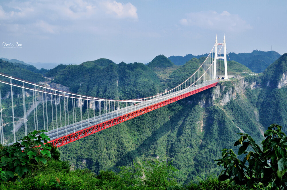 湘西矮寨大桥
这座大桥横跨在330米高空中，是世界上最最惊险的大桥，许多司机被吓得连桥都不敢上。湘西矮寨大桥位于湖南省吉首市矮寨镇，全长1073.65米，公路两侧都是连绵不绝的青山，在这条公路上驾驶就像是在走云端一样，不过司机们可没有功夫欣赏两旁的风景。因此湘西矮寨大桥修建时为双层公路、观光通道两用桥梁，公路的第二层是专门为游客观光开放的。