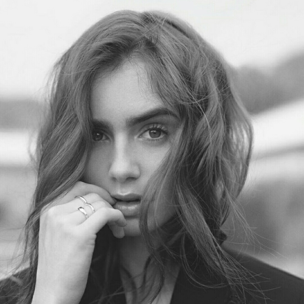 ©今日不打烊 女头
@LilyCollins