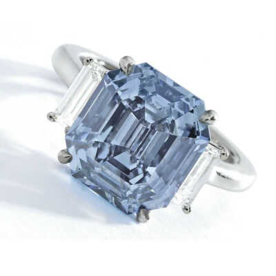 5.69ct Fancy Vivid Blue 蓝钻
VVS1 净度，祖母绿型切割
这是一颗5.69ct的 Fancy Vivid Blue 蓝钻，净度级别为 VVS1，有潜在可能重新打磨为一颗 IF内部无瑕钻石。蓝钻镶嵌于一枚铂金戒指上，两侧分别点缀一颗长阶梯…