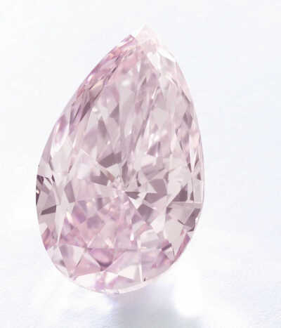 16.00ct Fancy Intense Pink 粉钻
VVS2 净度，Type IIa 型钻石，水滴形切割
「Artemis Pink」是一枚罕见达到16ct的粉钻，采用水滴形切割，更容易聚集颜色、加深色彩浓度。GIA 将其评级为 Fancy Intense Pink 粉色，…