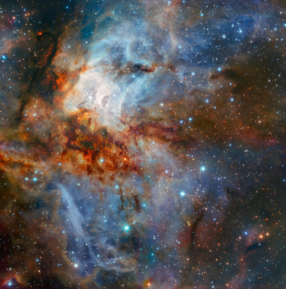 ESO的超大望远镜的新观测显示了星团RCW 38的所有壮观。该图像是在使用GRAAL自适应光学系统测试HAWK-I相机期间拍摄的。它以精致的细节展示了星团及其周围的明亮发光气体云，黑色的灰尘卷穿过这个年轻星团的明亮核心。
图文版权：ESO/K. Muzic
