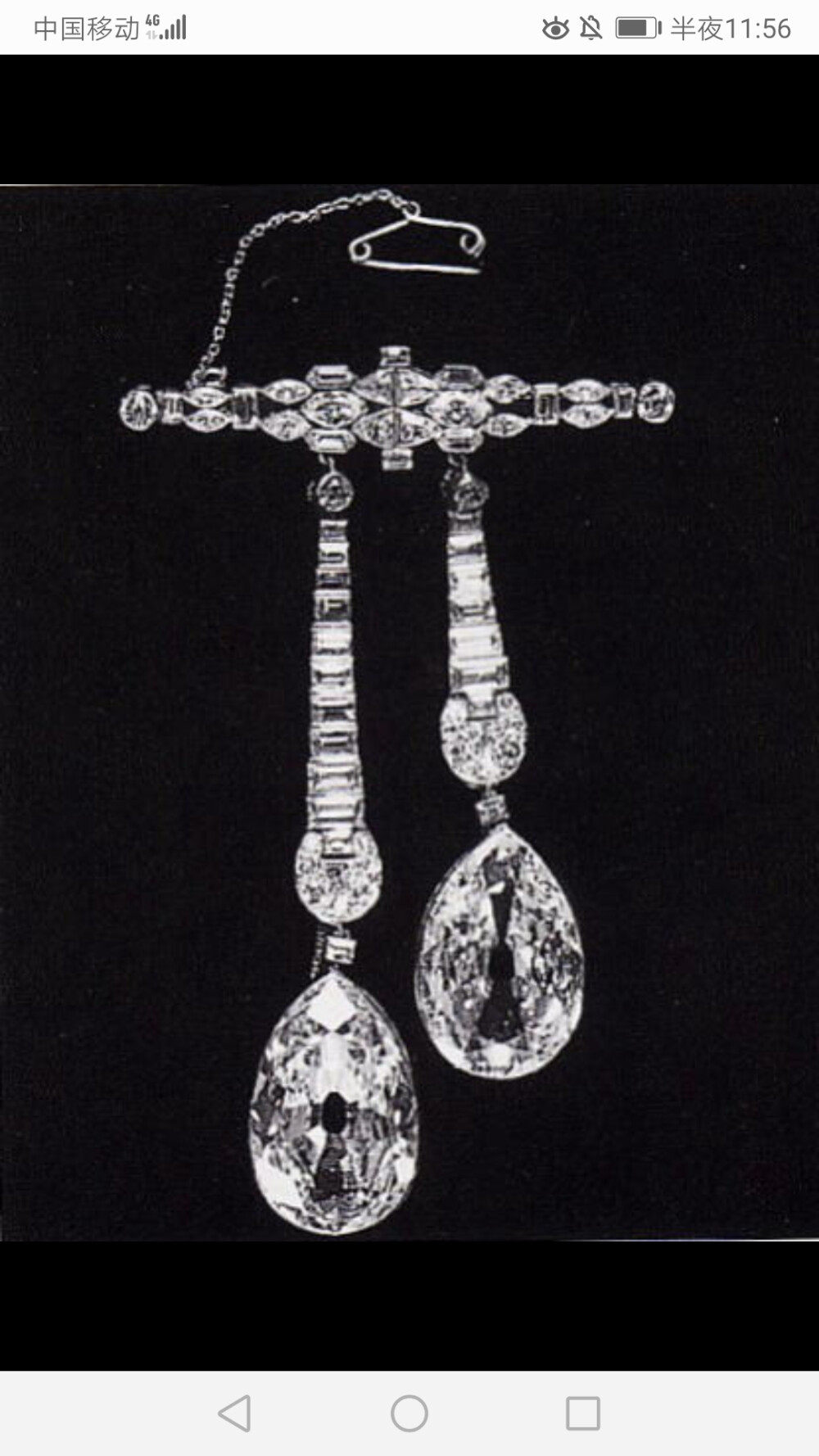 The Arcots Diamond，
The Arcots 钻石是用它的发现地“Arcots”命名的，“Arcots” 位于印度马德拉斯。1777年 Arcots 钻石最早出现在英国夏洛特女王(Queen Charlotte)手中。
后来The Arcots钻石由原来的38.6克拉（carat） 再切割成 30.99 克拉（carats）并被镶嵌在项链上，于1993年在日内瓦佳士得拍卖会(Christie's Geneva)拍卖，最终由沙特阿拉伯商人投得
