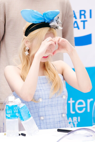 凑崎纱夏 Sana
Twice成员