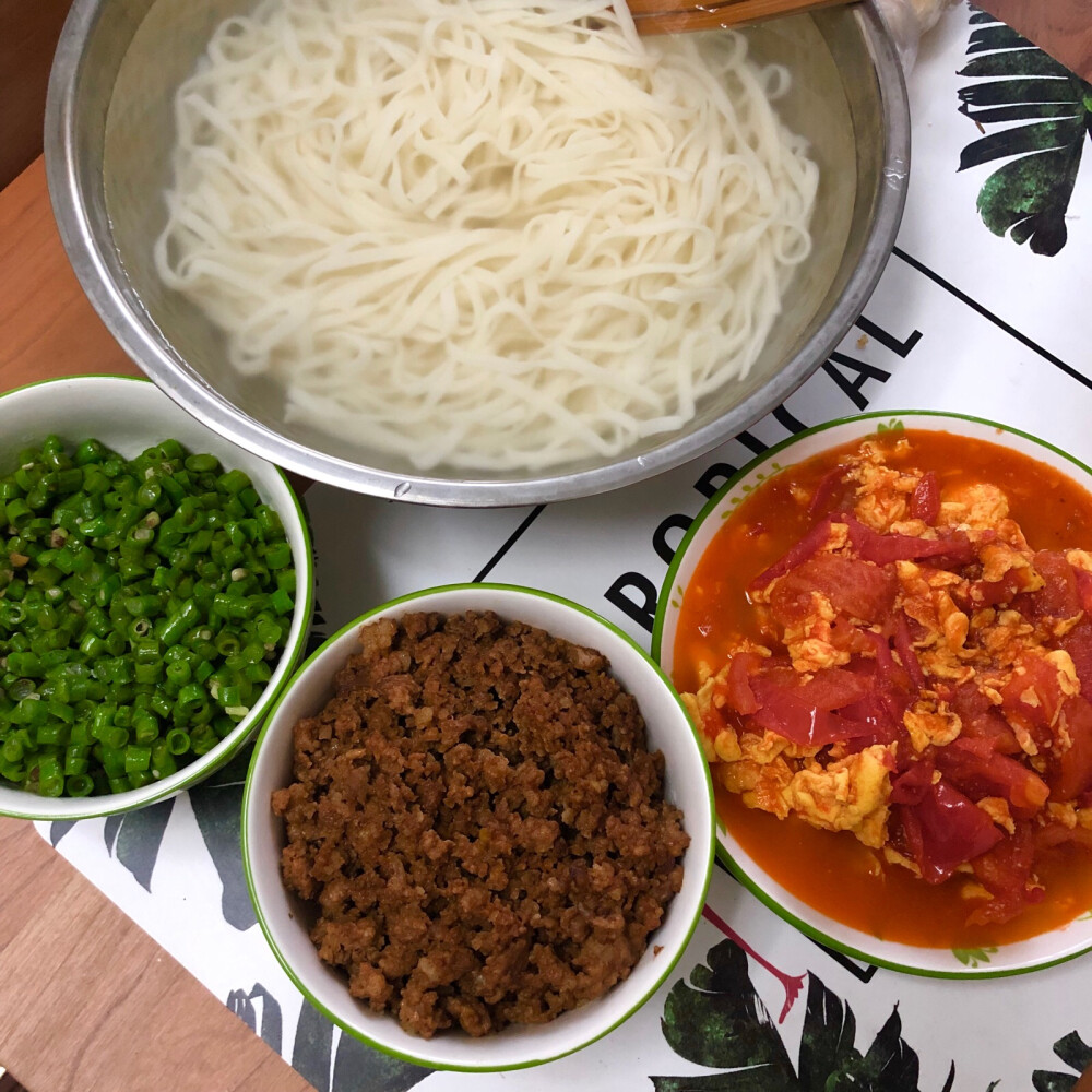 两人食午餐～
夏日凉拌面