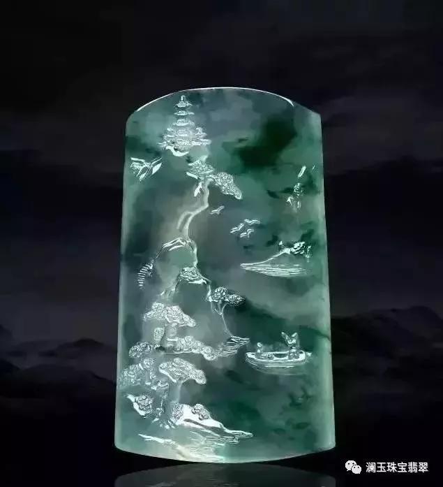 翡翠山水牌，翡翠玉雕师傅利用手中的刻刀，以画入玉，把山水的形意融入到方寸的玉器上，方寸之间蕴大千美景。