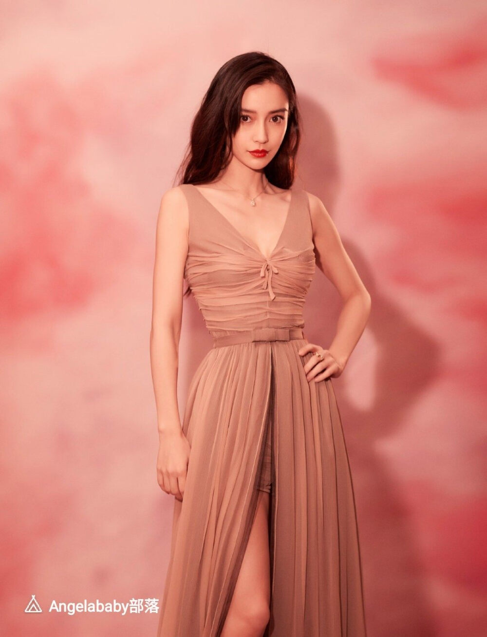 杨颖（Angelababy），1989年2月28日出生于上海市，华语影视女演员、时尚模特。2003年，Angelababy以模特身份在香港出道。2007年，她开始将工作重心转向大银幕。2011年在爱情片《夏日乐悠悠》中首次担任女主角。2012年凭借言情片《第一次》获得第13届华语电影传媒大奖最受瞩目女演员奖。2014年凭借真人秀《奔跑吧兄弟》赢得广泛关注；同年，她还因出演古装片《狄仁杰之神都龙王》获得第21届北京大学生电影节最受欢迎女演员奖。2015年，其主演的冒险片《鬼吹灯之寻龙诀》票房突破16亿人民币，而她也凭借该片获得第33届大众电影百花奖最佳女配角奖。2017年其主演的古装剧《孤芳不自赏》取得全国同时段电视剧收视冠军。创业时代。