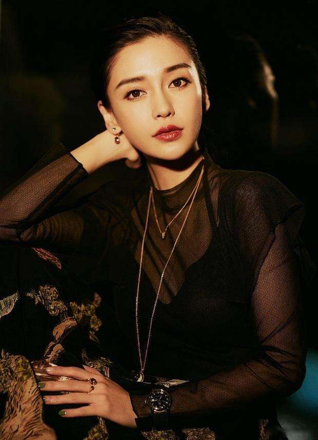 杨颖（Angelababy），1989年2月28日出生于上海市，华语影视女演员、时尚模特。2003年，Angelababy以模特身份在香港出道。2007年，她开始将工作重心转向大银幕。2011年在爱情片《夏日乐悠悠》中首次担任女主角。2012年凭借言情片《第一次》获得第13届华语电影传媒大奖最受瞩目女演员奖。2014年凭借真人秀《奔跑吧兄弟》赢得广泛关注；同年，她还因出演古装片《狄仁杰之神都龙王》获得第21届北京大学生电影节最受欢迎女演员奖。2015年，其主演的冒险片《鬼吹灯之寻龙诀》票房突破16亿人民币，而她也凭借该片获得第33届大众电影百花奖最佳女配角奖。2017年其主演的古装剧《孤芳不自赏》取得全国同时段电视剧收视冠军。创业时代。