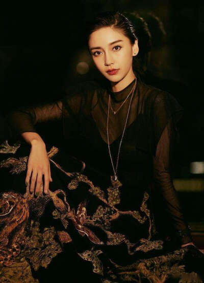 杨颖（Angelababy），1989年2月28日出生于上海市，华语影视女演员、时尚模特。2003年，Angelababy以模特身份在香港出道。2007年，她开始将工作重心转向大银幕。2011年在爱情片《夏日乐悠悠》中首次担任女主角。2012…