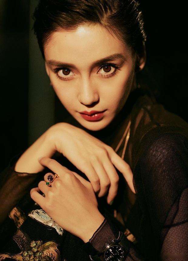 杨颖（Angelababy），1989年2月28日出生于上海市，华语影视女演员、时尚模特。2003年，Angelababy以模特身份在香港出道。2007年，她开始将工作重心转向大银幕。2011年在爱情片《夏日乐悠悠》中首次担任女主角。2012年凭借言情片《第一次》获得第13届华语电影传媒大奖最受瞩目女演员奖。2014年凭借真人秀《奔跑吧兄弟》赢得广泛关注；同年，她还因出演古装片《狄仁杰之神都龙王》获得第21届北京大学生电影节最受欢迎女演员奖。2015年，其主演的冒险片《鬼吹灯之寻龙诀》票房突破16亿人民币，而她也凭借该片获得第33届大众电影百花奖最佳女配角奖。2017年其主演的古装剧《孤芳不自赏》取得全国同时段电视剧收视冠军。创业时代。