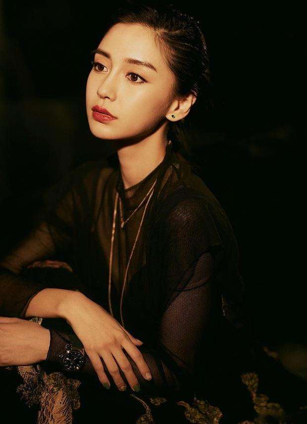 杨颖（Angelababy），1989年2月28日出生于上海市，华语影视女演员、时尚模特。2003年，Angelababy以模特身份在香港出道。2007年，她开始将工作重心转向大银幕。2011年在爱情片《夏日乐悠悠》中首次担任女主角。2012年凭借言情片《第一次》获得第13届华语电影传媒大奖最受瞩目女演员奖。2014年凭借真人秀《奔跑吧兄弟》赢得广泛关注；同年，她还因出演古装片《狄仁杰之神都龙王》获得第21届北京大学生电影节最受欢迎女演员奖。2015年，其主演的冒险片《鬼吹灯之寻龙诀》票房突破16亿人民币，而她也凭借该片获得第33届大众电影百花奖最佳女配角奖。2017年其主演的古装剧《孤芳不自赏》取得全国同时段电视剧收视冠军。创业时代。