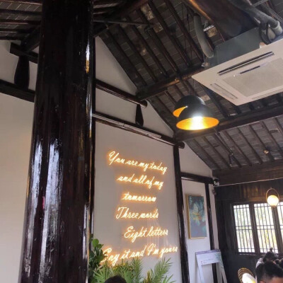 
无论好友还是爱人，我就希望找一个宠我上天的人。说白了，就是护短。
我知道我的问题，也看到了自己的阴暗面。我要的是护着我、不舍我难过的人，是我卸下防备在你面前原形毕露而你走过来抱着我说没关系的人，而不是…