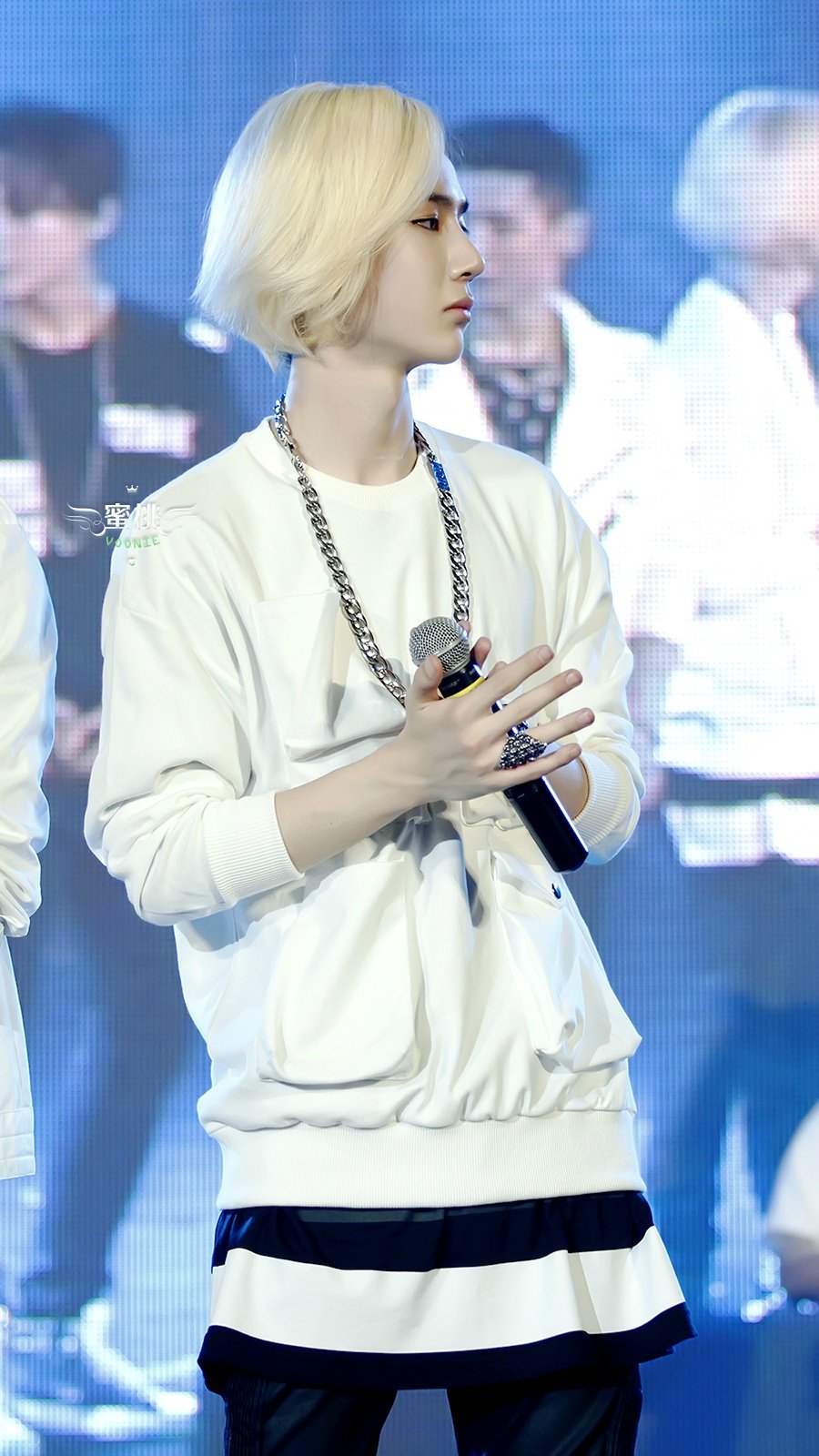 对之心亦静，虚白相向生。
王一博