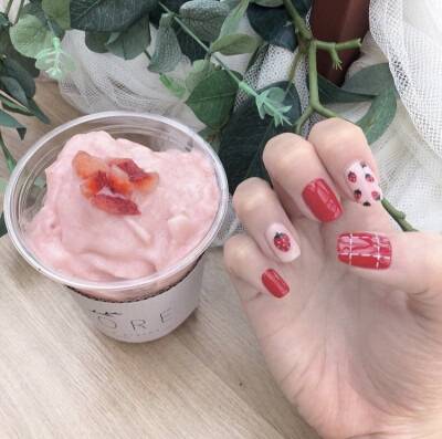 夏日水果美甲。小草莓