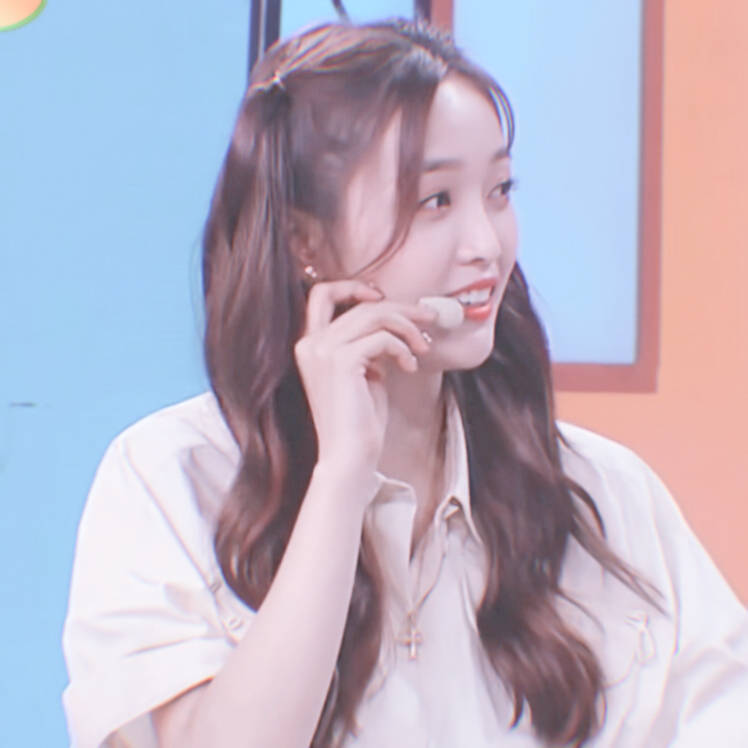 陈思夏
原截扯扯裙边