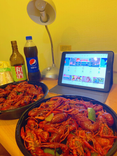 医生说阿姨各项指标都稳定下来咯 !!
希望明天手术顺利可以早日回家咯
医院旁边的酒店住的我都要吐了
撸份小龙虾庆祝下 啦啦啦