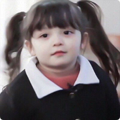 麻雀妈妈问小麻雀，“今天要扎什么样的头发呢？”
小麻雀说，“啾啾～”