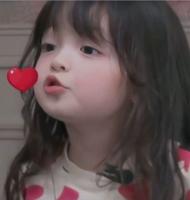 麻雀妈妈问小麻雀，“今天要扎什么样的头发呢？”
小麻雀说，“啾啾～”