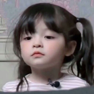 麻雀妈妈问小麻雀，“今天要扎什么样的头发呢？”
小麻雀说，“啾啾～”