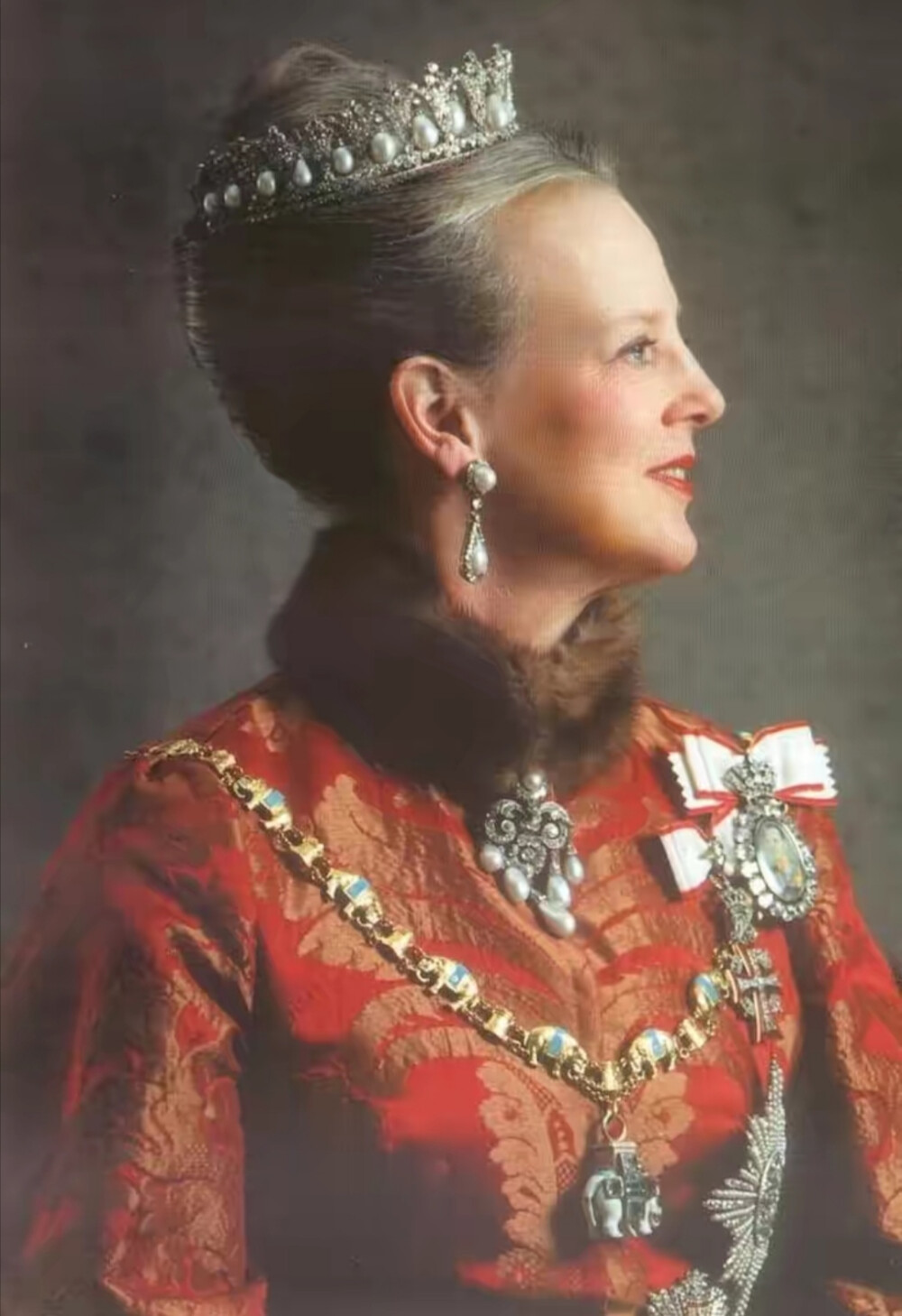 这套首饰制造于1825年至1860年之间，是荷兰王妃普鲁士公主路易丝，她是玛格丽特女王的曾曾曾祖母，她的女儿路易丝1859年成为挪威-瑞典王后，1871年路易丝王后去世，她的女儿丹麦的路易丝王后继承了这顶王冠。