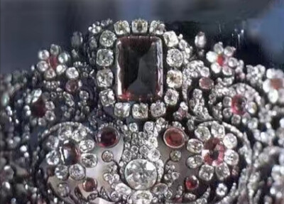 这顶红宝石王冠是1830年为巴伐利亚王后路德维希一世的妻子特蕾莎王后制造的，王冠上所有的红宝石均是来自18世纪马克西米利安一世的收藏，佩戴王冠的是巴伐利亚王妃安东尼娅，她是卢森堡公主。