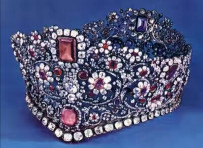 这顶红宝石王冠是1830年为巴伐利亚王后路德维希一世的妻子特蕾莎王后制造的，王冠上所有的红宝石均是来自18世纪马克西米利安一世的收藏，佩戴王冠的是巴伐利亚王妃安东尼娅，她是卢森堡公主。