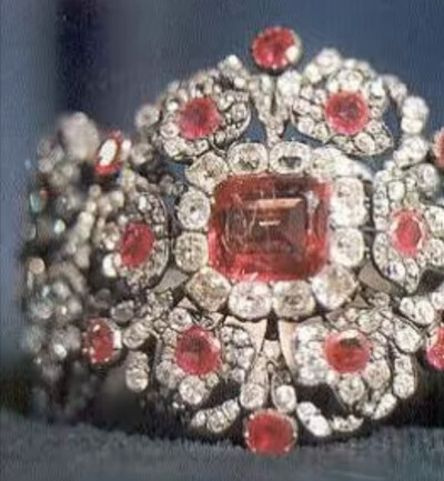 这顶红宝石王冠是1830年为巴伐利亚王后路德维希一世的妻子特蕾莎王后制造的，王冠上所有的红宝石均是来自18世纪马克西米利安一世的收藏，佩戴王冠的是巴伐利亚王妃安东尼娅，她是卢森堡公主。