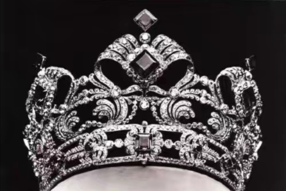 这顶王冠的拥有者是奥地利最后一任皇帝的母亲玛丽亚·约瑟珐所有，她是萨克森公主。这顶王冠是由Kochert家族设计制造的。王冠中镶有绿宝石可以和钻石相替换。