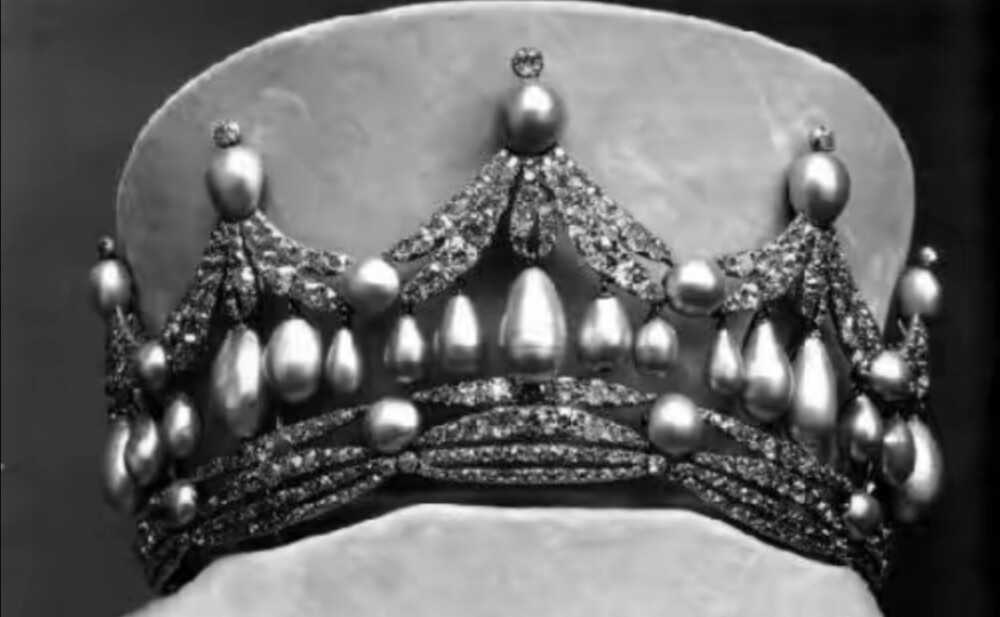 这顶王冠是珠宝商为Esterházy公主打造的，制造于1895年，现今下落不明，佩戴王冠的是Margrit Esterházy王妃。 Kouml家族是哈布斯堡王室的御用珠宝商。茜茜公主和她女儿的王冠全部出自这个家族。