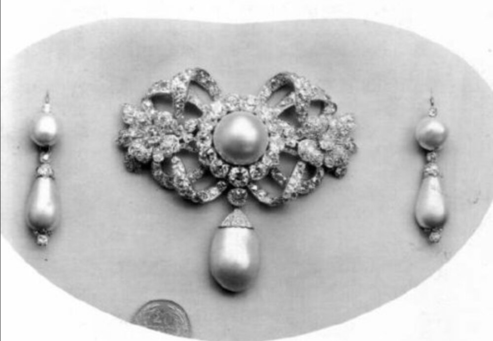 这顶王冠是珠宝商为Esterházy公主打造的，制造于1895年，现今下落不明，佩戴王冠的是Margrit Esterházy王妃。 Kouml家族是哈布斯堡王室的御用珠宝商。茜茜公主和她女儿的王冠全部出自这个家族。