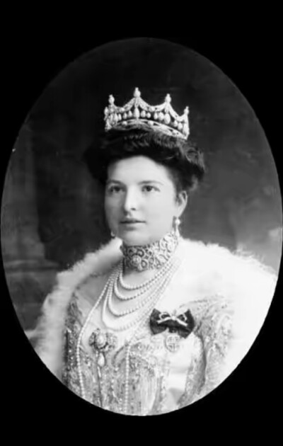 这顶王冠是珠宝商为Esterházy公主打造的，制造于1895年，现今下落不明，佩戴王冠的是Margrit Esterházy王妃。 Kouml家族是哈布斯堡王室的御用珠宝商。茜茜公主和她女儿的王冠全部出自这个家族。