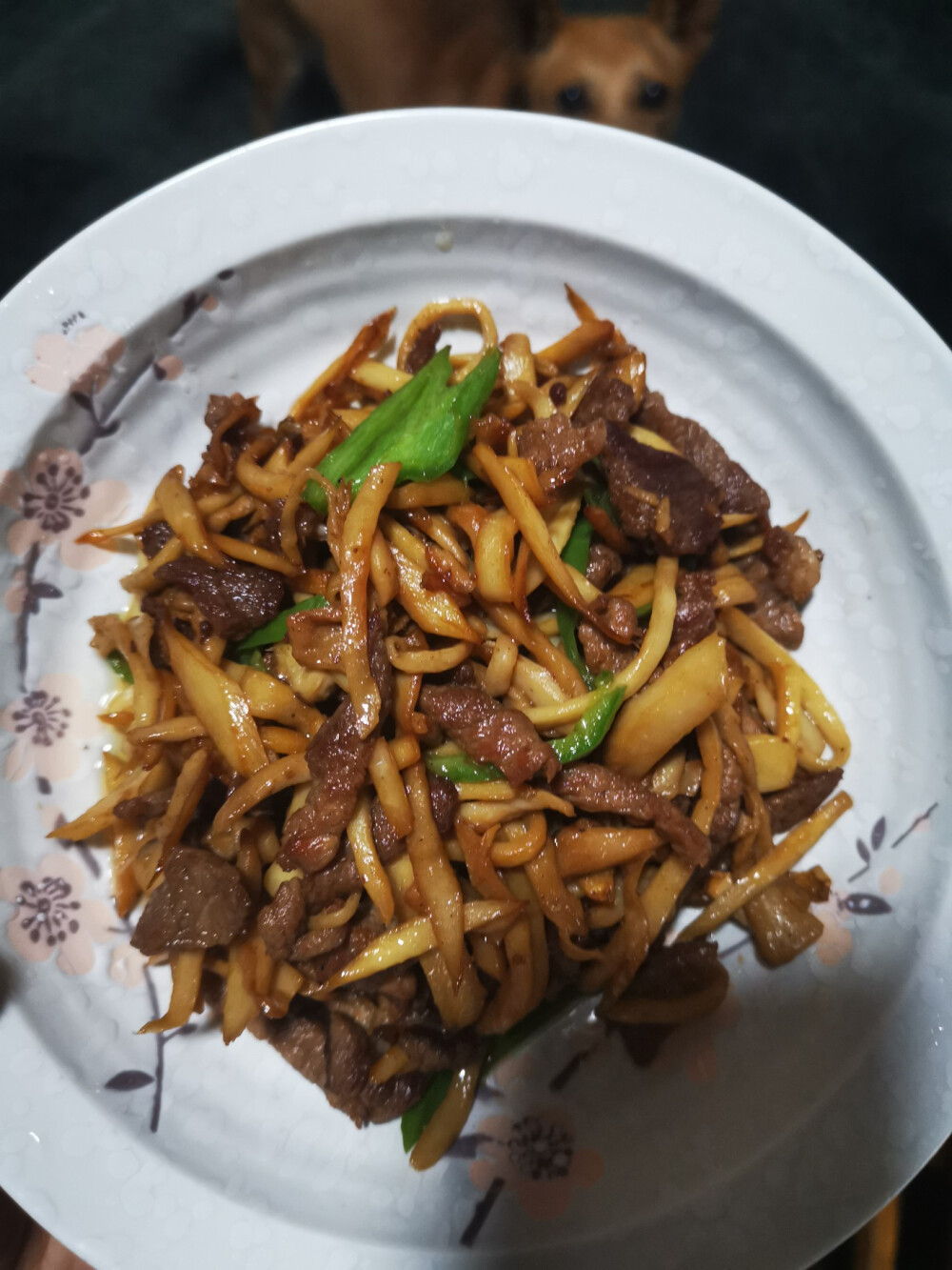 太原第三餐
鸡腿菇炒肉&香肠蒸蛋
油又双叒叕放多了
（只多了一丢丢）
还好及其美味
蒸蛋忘了放盐
还骗弟弟这个味道就很淡