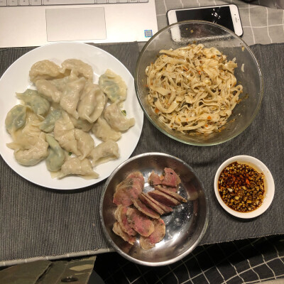 2019.03.13
吃的上回包的饺子
和我的凉拌面 哼 很好吃哦！