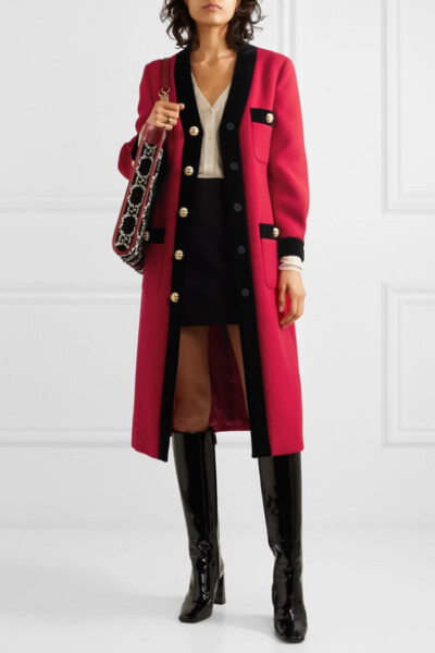 Gucci 这款大衣在品牌 2019 秋冬秀台上隆重亮相，以酷似长款开襟衫的廓形致敬 90 年代风格。它采用羊毛绉纱制成，天鹅绒边饰与衣身形成鲜明对比，超大纽扣再添几分华美贵气。其热情洋溢的深红色调恰能调和中性色当道…