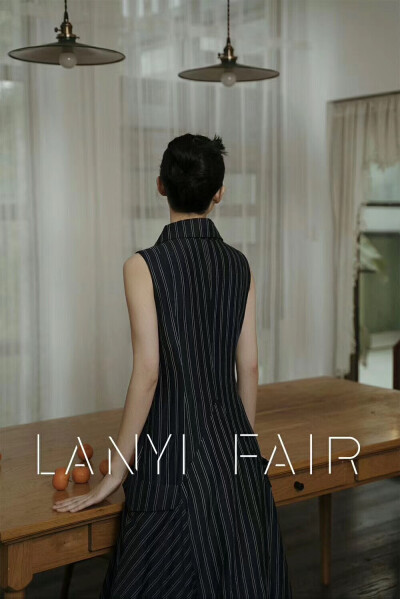 兰奕屋语 LANYIFAIR 成衣系列
深蓝条纹背心裙
帅气优雅的一件别致连衣裙
深蓝色条纹的增添神秘复古气息
服装设计：兰奕