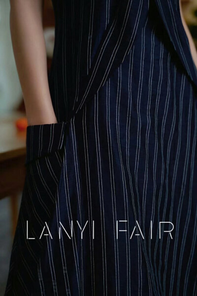 兰奕屋语 LANYIFAIR 成衣系列
深蓝条纹背心裙
帅气优雅的一件别致连衣裙
深蓝色条纹的增添神秘复古气息
服装设计：兰奕