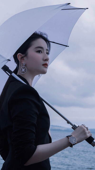 2019年8月7日 蘇黎世 @劉亦菲 in
服裝：@CarolinaHerrera Resort 2020
珠寶：@尚美巴黎CHAUMET
腕表：@天梭中國 ???