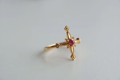 【红宝石戒指】谁还不是小公主了，红宝石复古小戒指，去年卖爆的款式，人手一只的小可爱！金重4.8g，红宝石11分。质感非常好，看到上手图就被美晕了