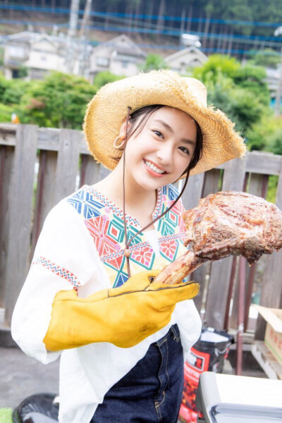 #平祐奈[超话]# 焼き肉フリークの平祐奈が特大お肉にご満悦！「今まで食べたお肉の中で一番おいしい」 ​​​