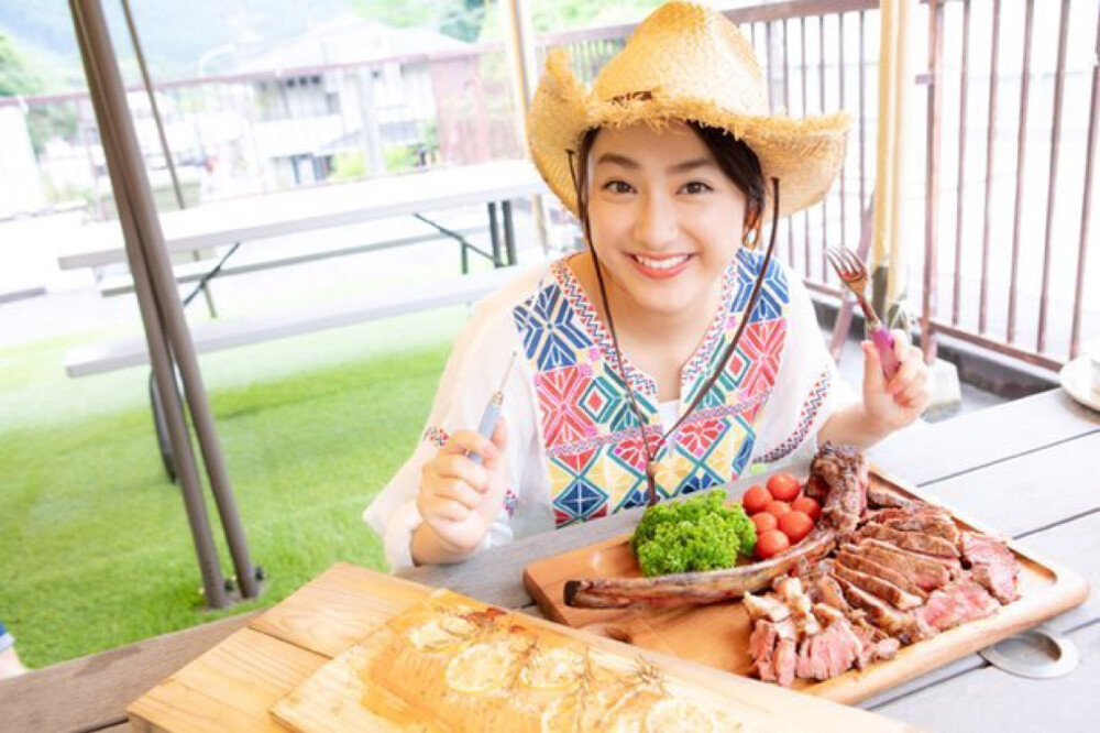 #平祐奈[超话]# 焼き肉フリークの平祐奈が特大お肉にご満悦！「今まで食べたお肉の中で一番おいしい」 ​​​