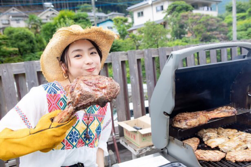 #平祐奈[超话]# 焼き肉フリークの平祐奈が特大お肉にご満悦！「今まで食べたお肉の中で一番おいしい」 ​​​