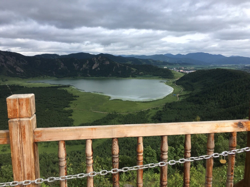 柴河小镇分布着七个海拔千米以上的高山天池，并与天上的北斗七星对应分布，在世界上实属罕见。其中：月亮天池是世界上最圆、最具满月姿容的天然高山天池，是世界上唯一与月亮天地交融、神形皆似的天池。同心天池是世界上最接近心形的天池，也被称为月亮天池。月亮小镇四季变化分明，呈现出“春红、夏翠、秋彩、冬银”的四季色调，春季百花吐艳、姹紫嫣红；夏季苍山雾海、群峰滴翠。