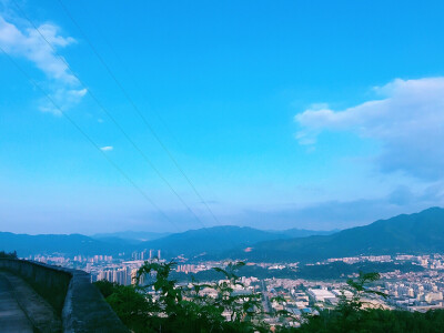 山清水秀-大岩城。总是这么的好看。没有雾霾！没有台风！没有地震！没有急躁！八闽各地留有很多古建筑文化！岩城生活节奏不快。很舒适、适合养老！静静坐在树荫底下听着蝉鸣声和孩童的嬉戏喧闹和百姓们茶余饭后的笑…