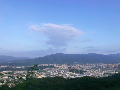 山清水秀-大岩城。总是这么的好看。没有雾霾！没有台风！没有地震！没有急躁！八闽各地留有很多古建筑文化！岩城生活节奏不快。很舒适、适合养老！静静坐在树荫底下听着蝉鸣声和孩童的嬉戏喧闹和百姓们茶余饭后的笑…