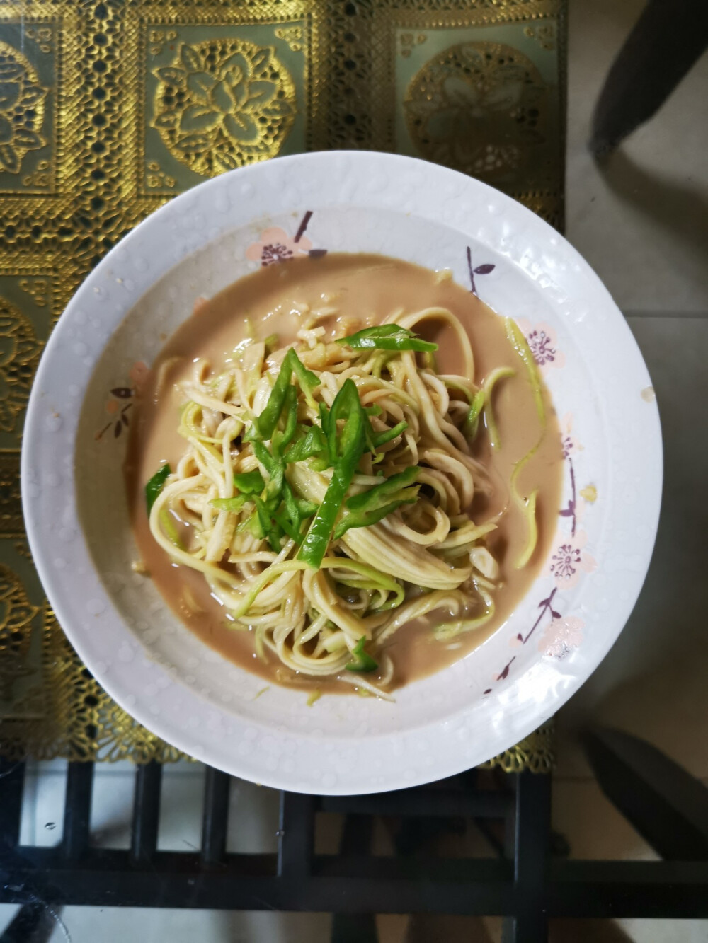 太原第四餐
早上凉拌西葫芦、牛肉
凉拌菜真的不好做
醋放多了
晚上是青椒炒肉、肉沫粉丝
自我感觉青椒炒肉比较好吃
粉丝太干了而且比较淡
但是弟弟觉得粉丝比较好吃
哈哈
开心(≧∇≦)/