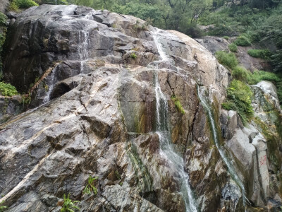 泰山，我来了。
期待已久的泰山之旅，早上下雨，没看到日出有点可惜，徒步爬上爬下，很累，好几天才歇过来（可能是我体力差^_^），但自己觉得很值得。找时间再来一次。