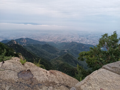 泰山，我来了。
期待已久的泰山之旅，早上下雨，没看到日出有点可惜，徒步爬上爬下，很累，好几天才歇过来（可能是我体力差^_^），但自己觉得很值得。找时间再来一次。