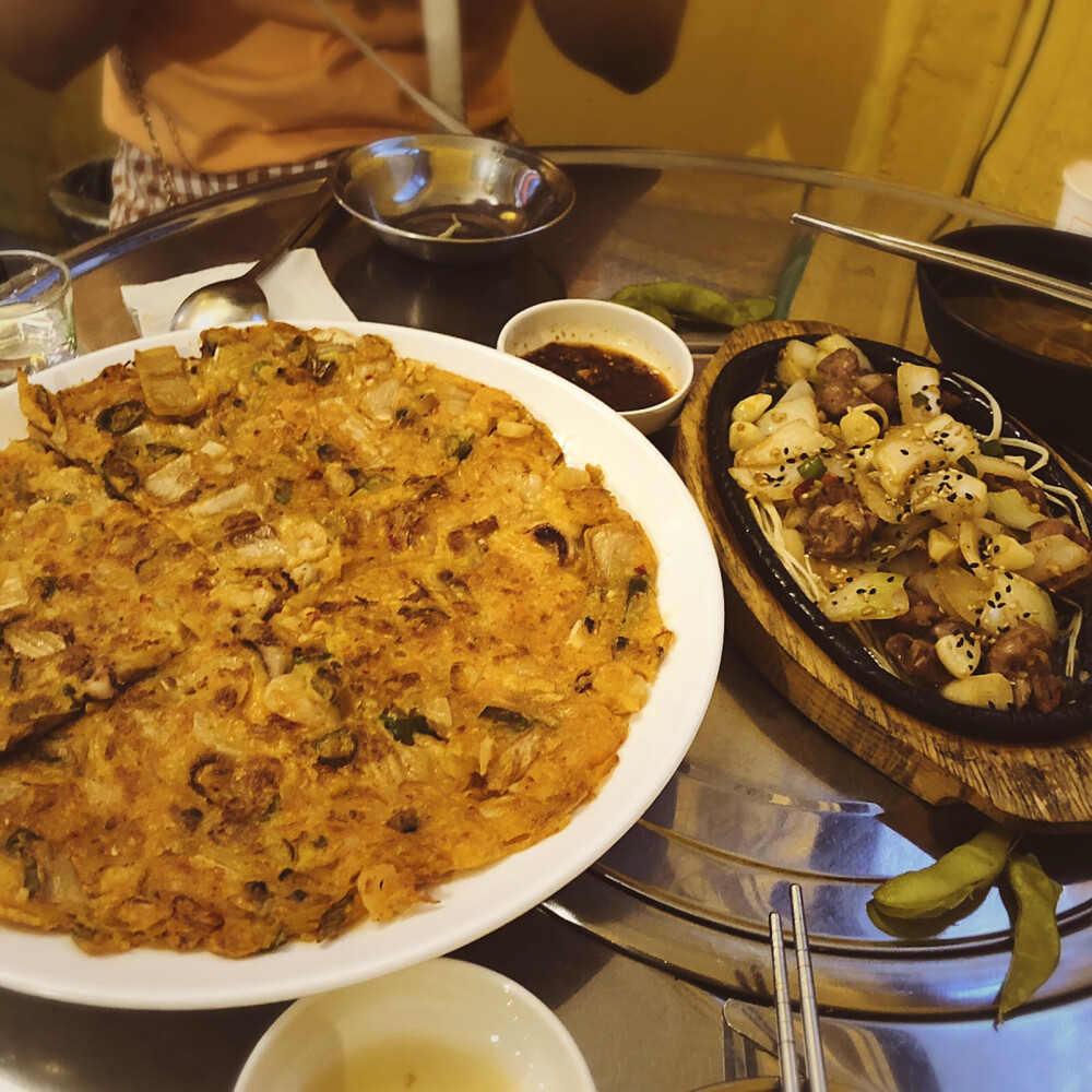 文蛤刀削面和荞麦冷面 晚餐在布帐马车吃了泡菜饼和鸡胗 夜宵是乳酸菌和烤肠