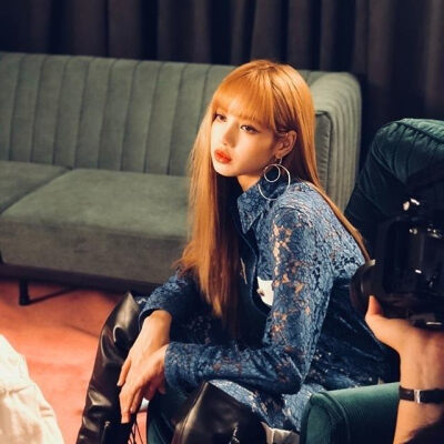 BLACKPINK(๑>؂<๑）像芭比一样精致的Lisa小姐姐呀