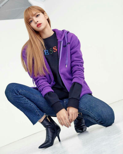 BLACKPINK(๑>؂<๑）像芭比一样精致的Lisa小姐姐呀